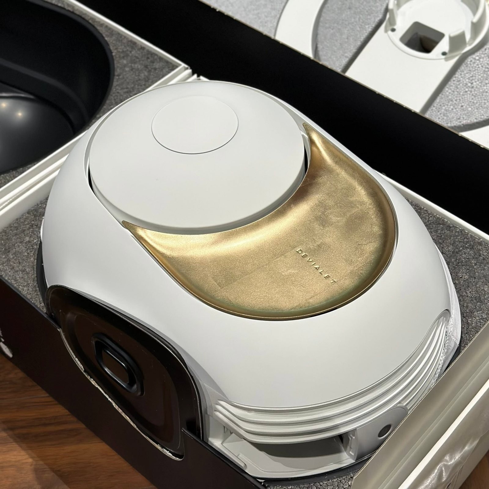 Cận cảnh loa Devialet trong hộp trưng bày