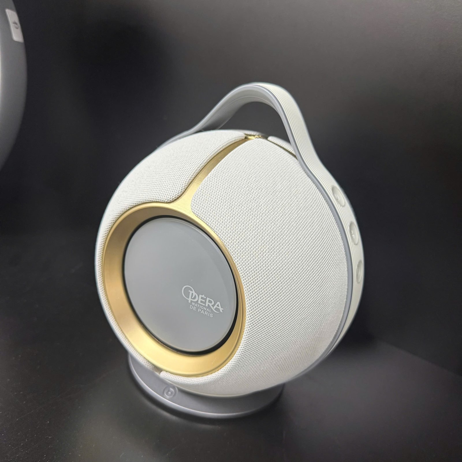 Loa Devialet Mania trưng bày tại showroom - khác với loa phổ thông dùng chip rời, Mania cũng dùng nền tảng ASIC chung của Devialet