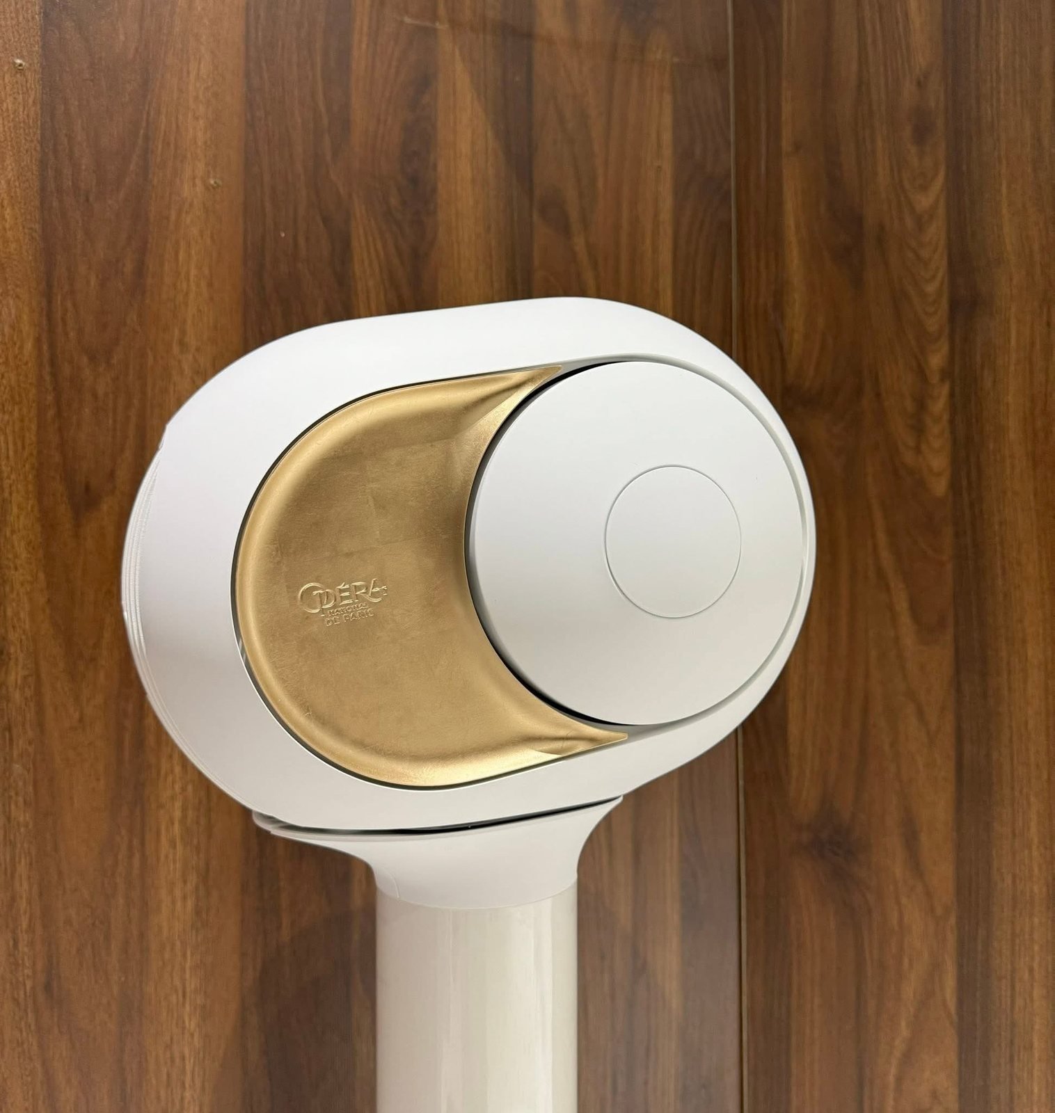 Phantom Ultimate 108 dB bản Opéra trên chân Tree