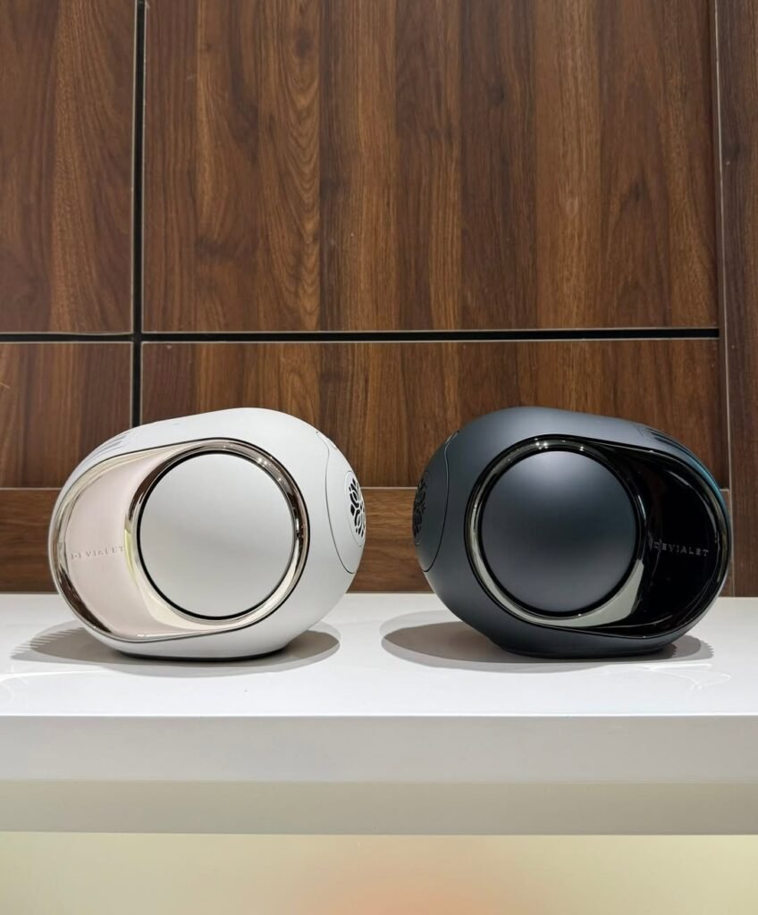 Hai bản màu trắng và đen của Phantom Ultimate 98 dB đặt cạnh nhau