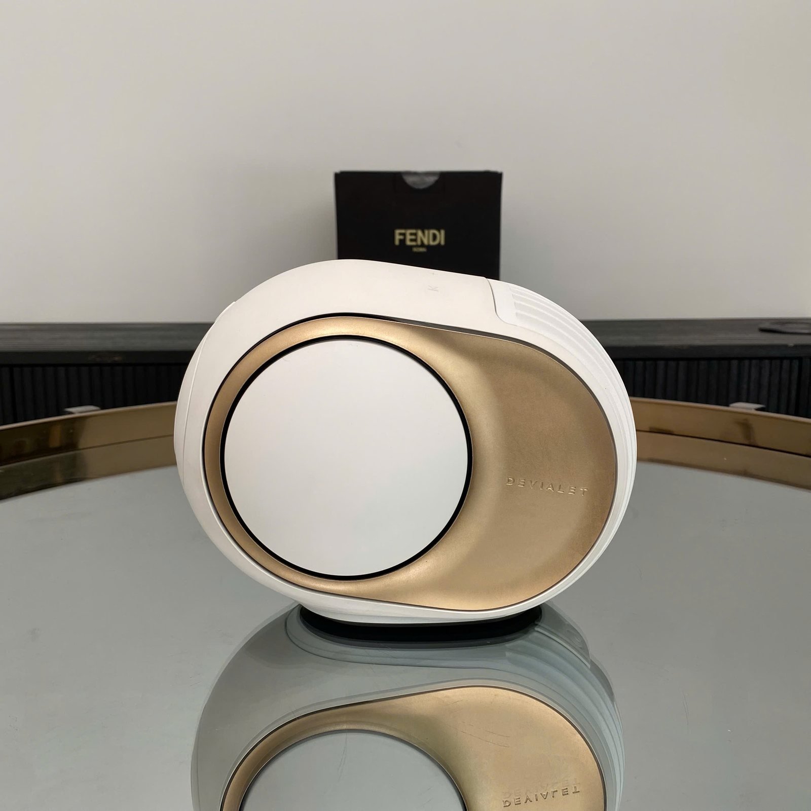 Phantom Ultimate 98 dB viền vàng nhìn nghiêng tại showroom