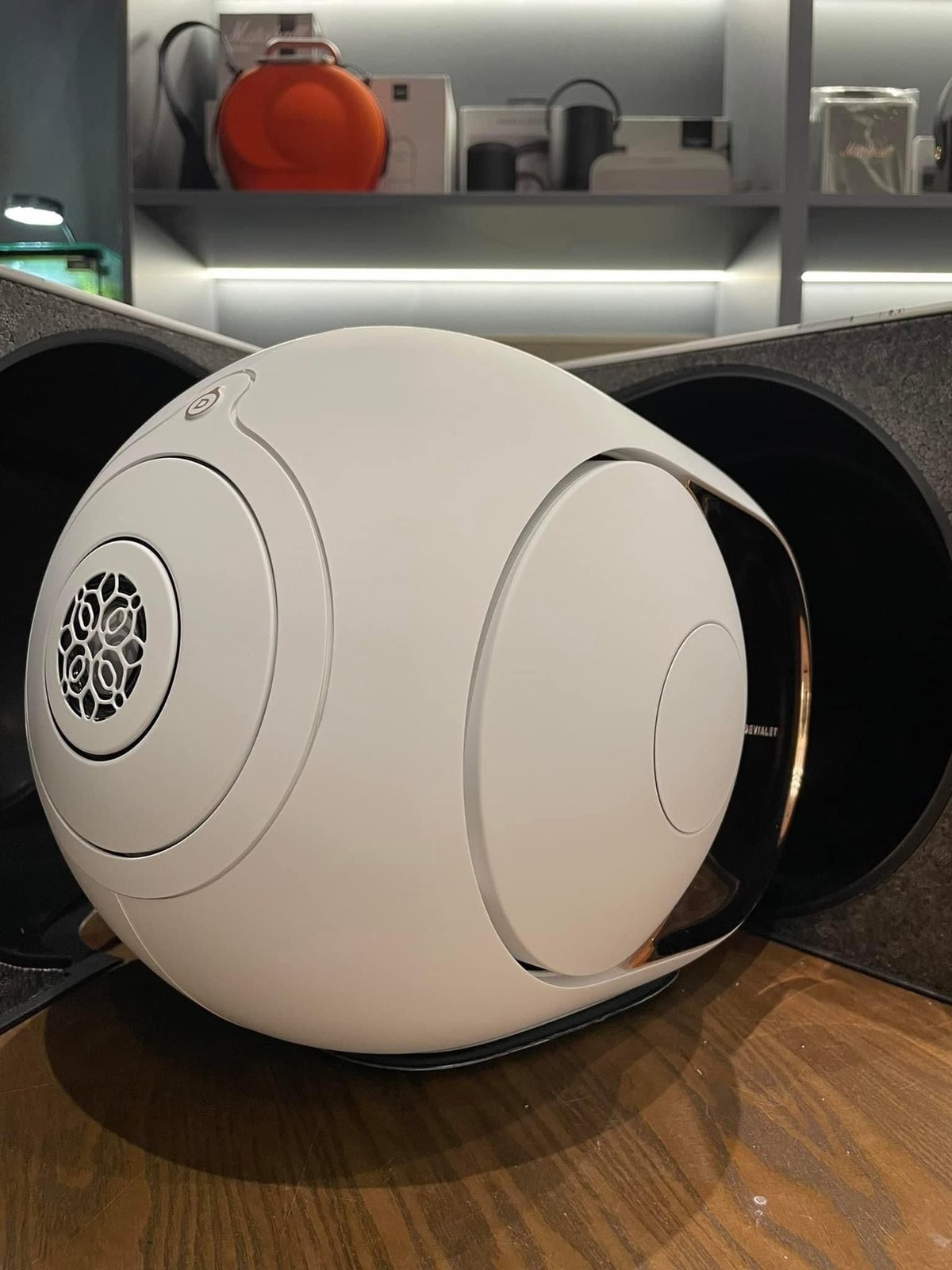 Loa Devialet Phantom Ultimate 108 dB bản Gold - ảnh thật tại showroom (7)