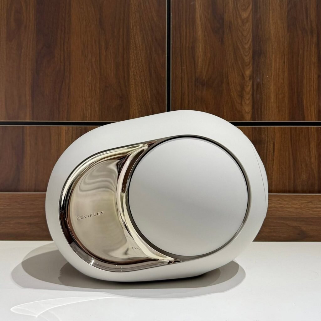 Loa Devialet Phantom Ultimate 108 dB màu trắng viền crôm tại showroom
