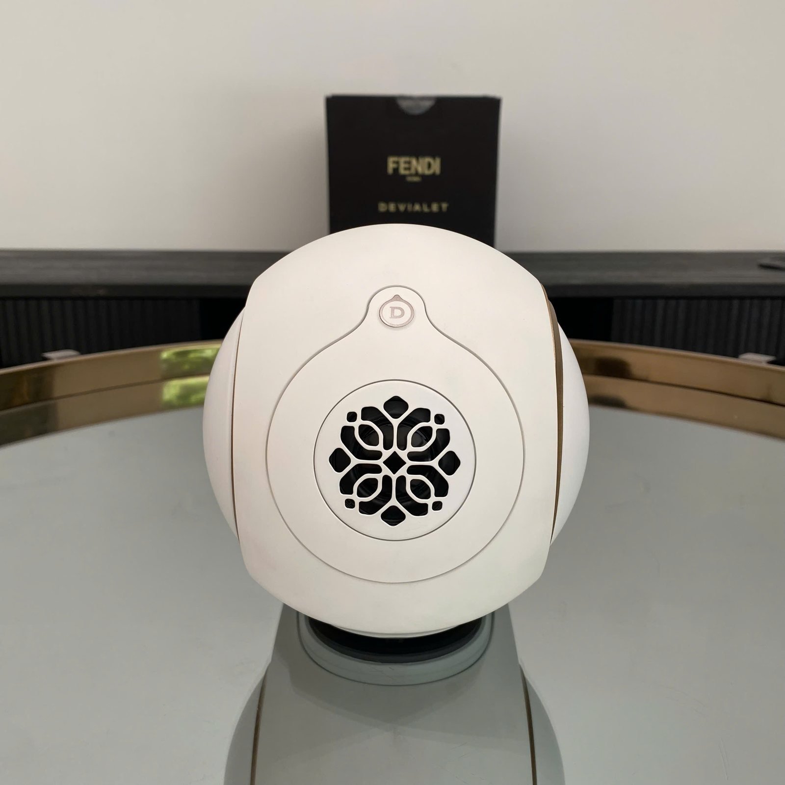 Loa Devialet Phantom Ultimate 98dB trưng bày tại showroom - thế hệ hiện tại dùng ASIC tự thiết kế hoàn toàn, khác thế hệ Phantom Silver/Gold cũ dùng DAC rời