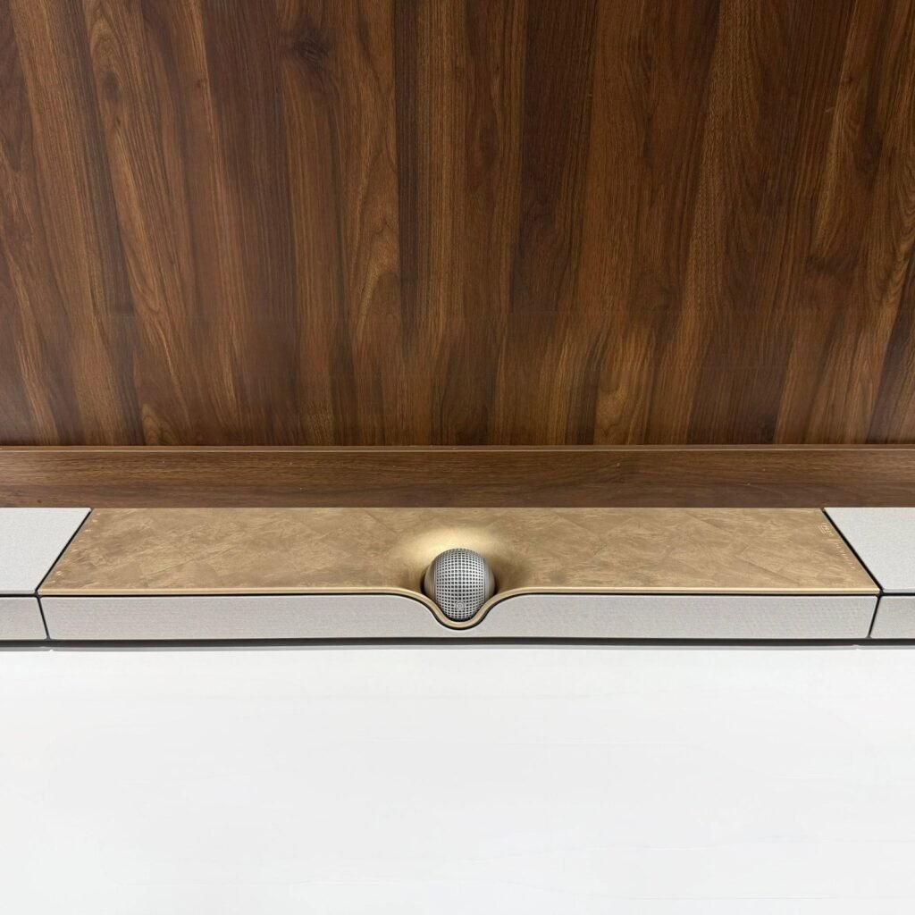 Soundbar Devialet Dione đặt trên kệ tivi gỗ
