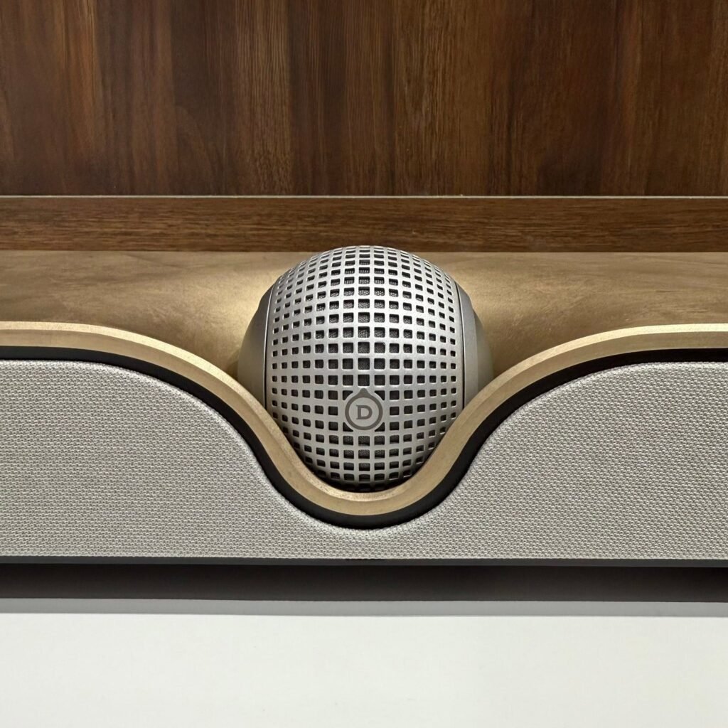 Soundbar Devialet Dione đặt dưới tivi tại showroom