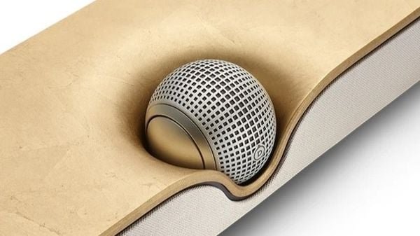 Khối cầu ORB trung tâm của loa Devialet Dione xoay tay để hướng thoại