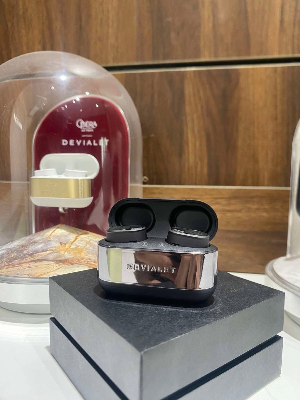 Hộp sạc tai nghe Devialet Gemini II màu đen
