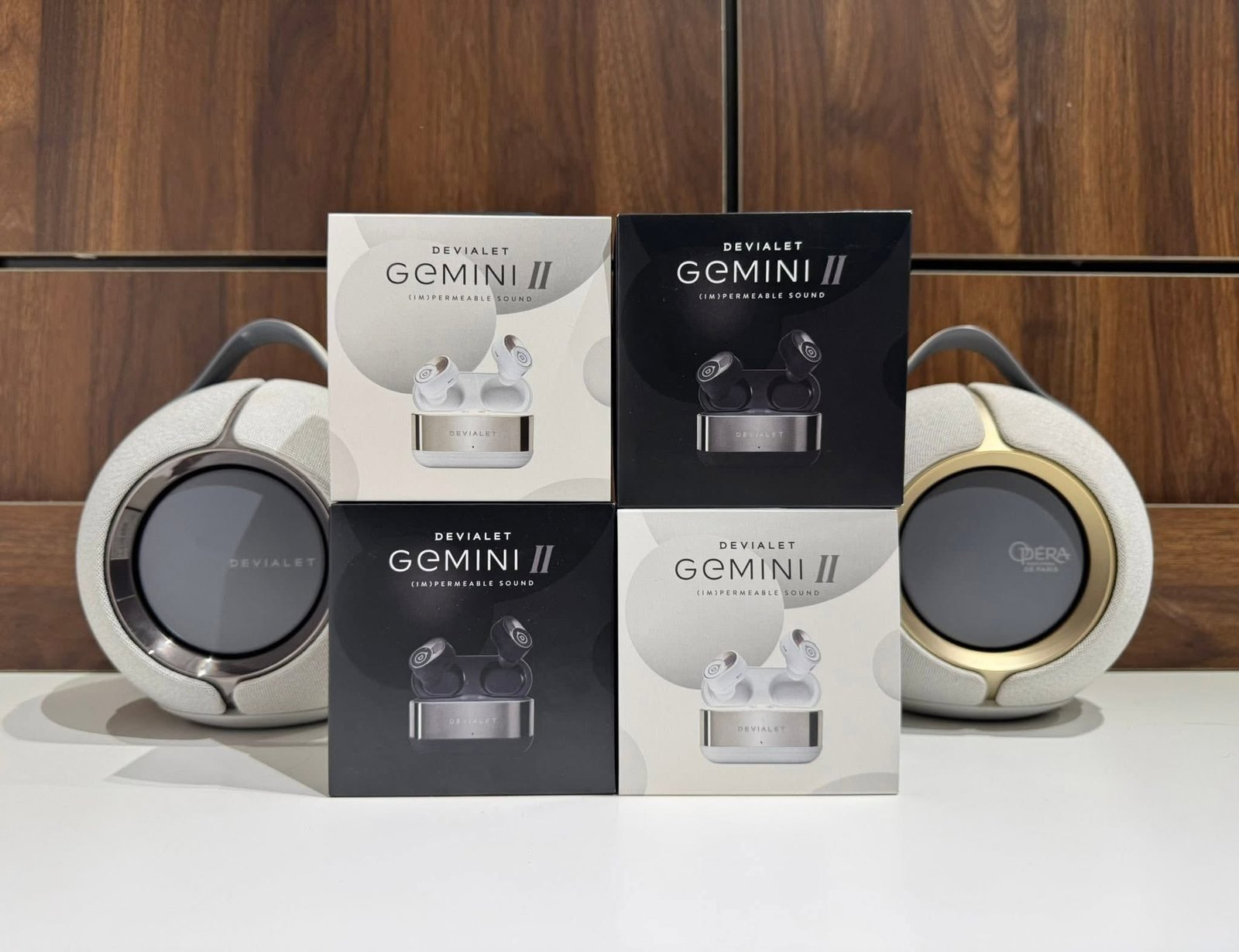Hộp sản phẩm tai nghe Devialet Gemini II trên quầy trưng bày