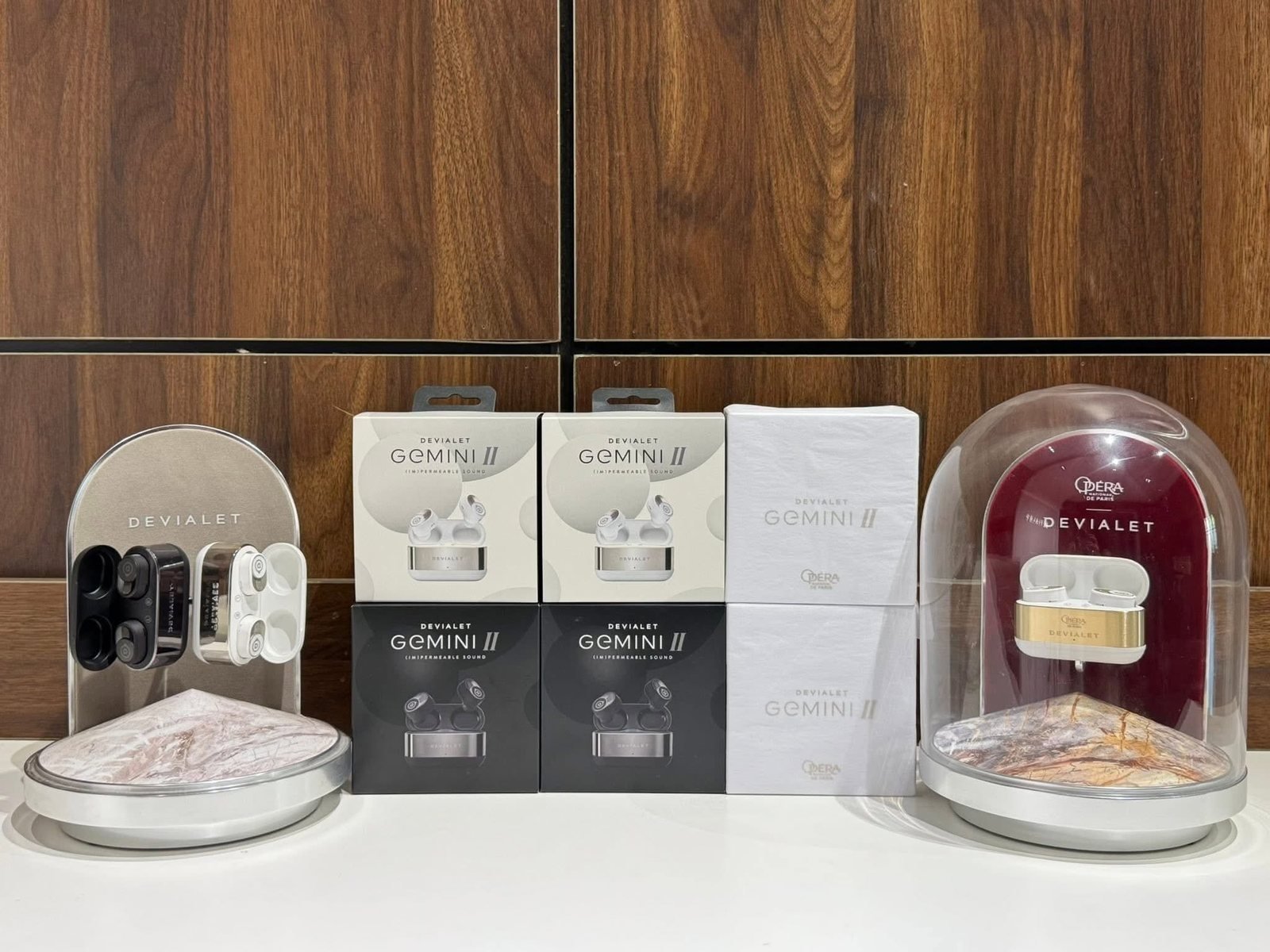 Khu trưng bày tai nghe Devialet Gemini II tại showroom