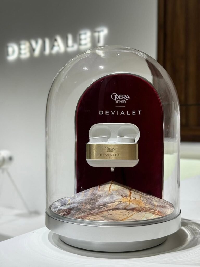 Tai nghe Devialet Gemini II trưng bày trong lồng kính tại showroom
