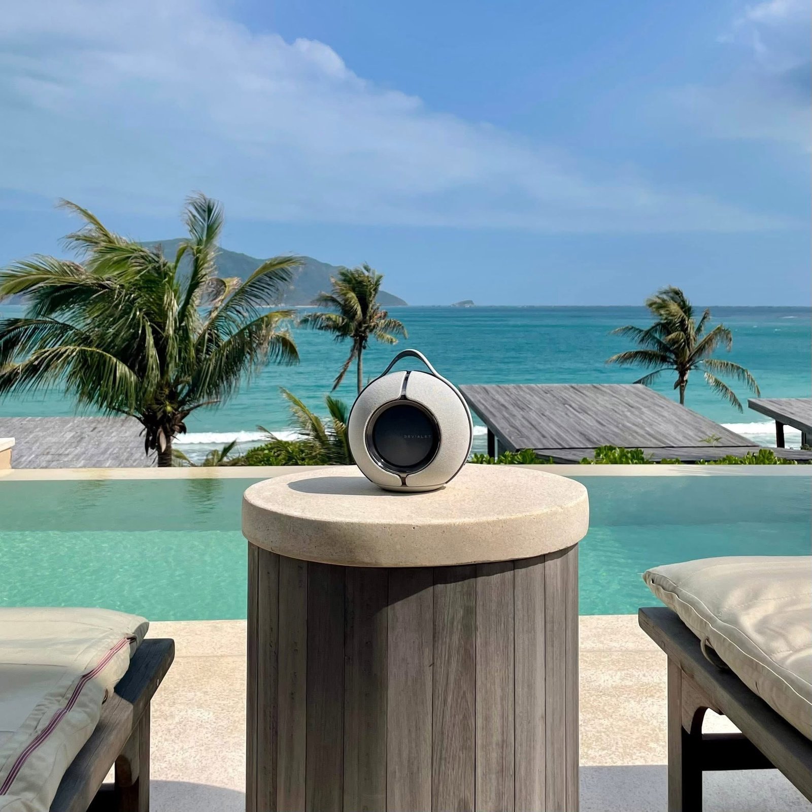Loa Devialet Mania màu Light Grey - ảnh thật tại showroom