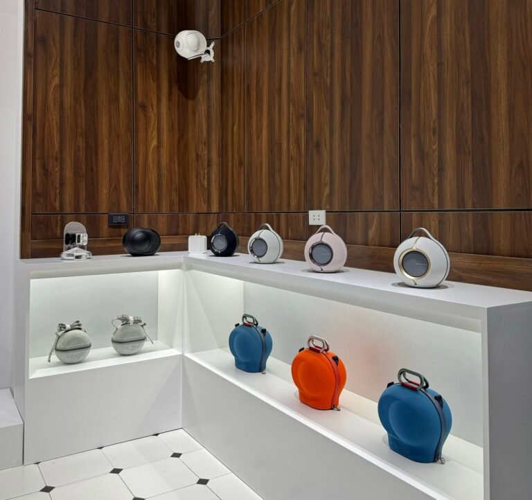 Kệ trưng bày loa Devialet Mania nhiều màu và túi đựng Cocoon tại showroom
