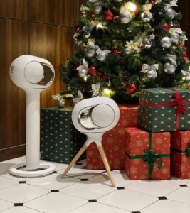 Tủ trưng bày loa Devialet Phantom I 103dB dáng oval viền vàng tại studio Hoàng Cầu