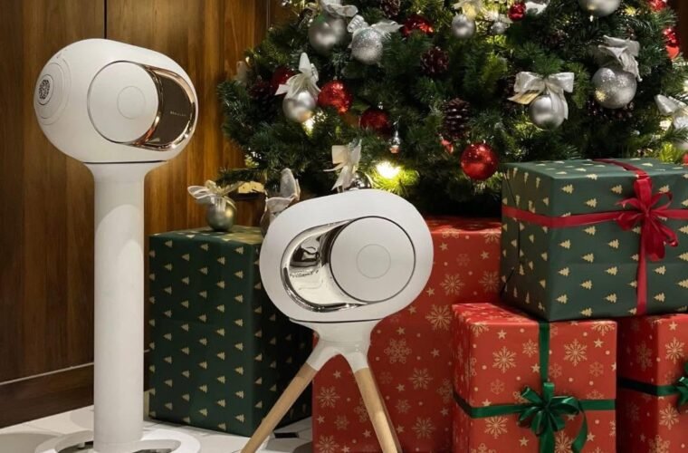 Tủ trưng bày loa Devialet Phantom I 103dB dáng oval viền vàng tại studio Hoàng Cầu