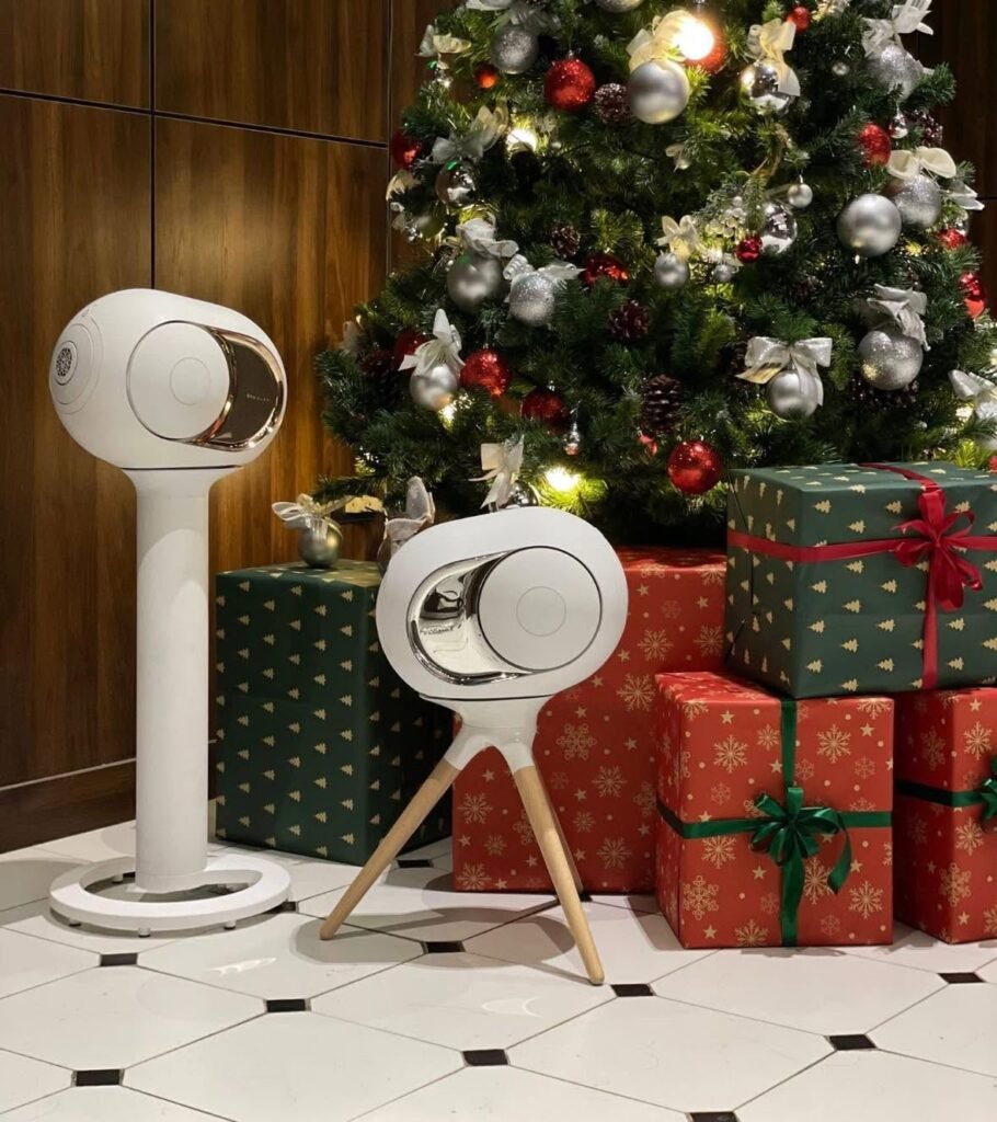 Tủ trưng bày loa Devialet Phantom I 103dB dáng oval viền vàng tại studio Hoàng Cầu