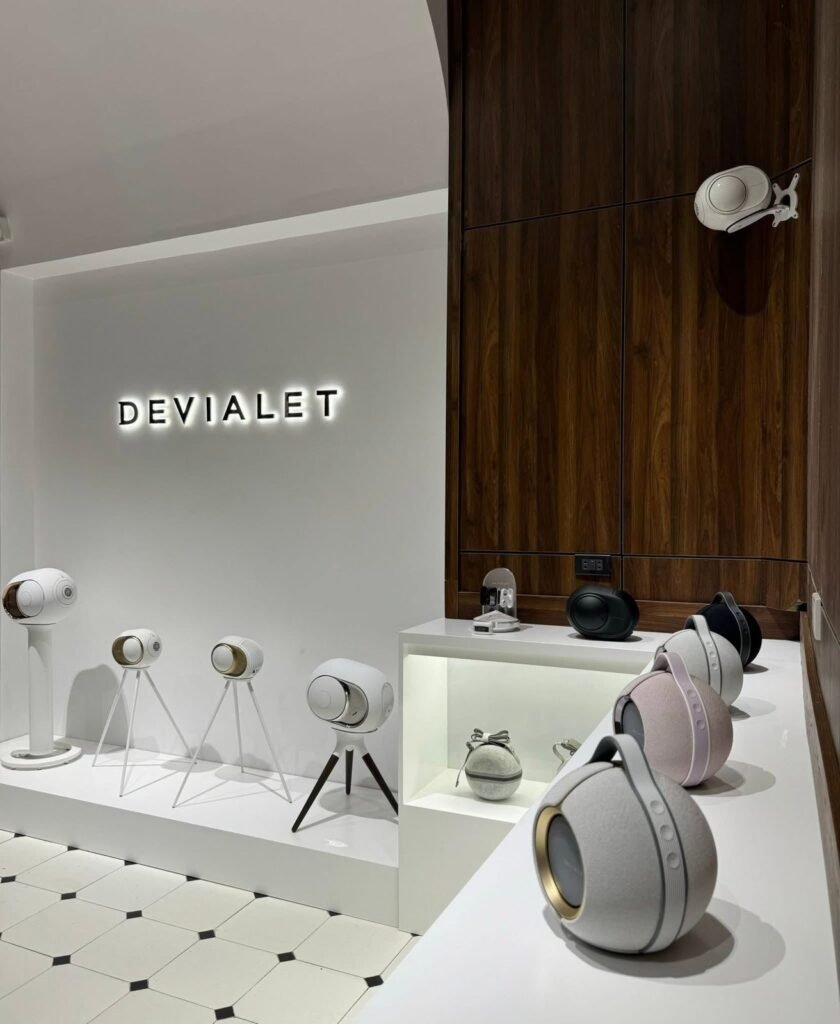Góc trưng bày loa Phantom và Mania trong showroom Devialet
