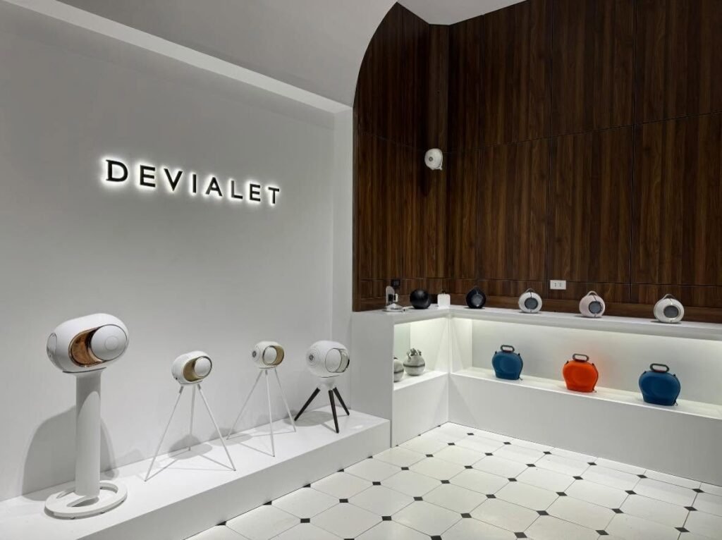 Khu trưng bày loa Devialet trong showroom tại Hà Nội