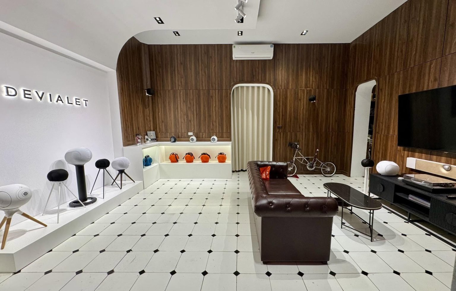 Showroom Devialet tại Hoàng Cầu, Hà Nội - nơi khách nghe thử trước khi mua
