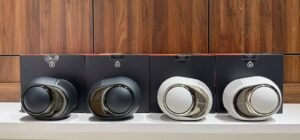 Các phiên bản loa Devialet Phantom xếp cạnh nhau trên kệ trưng bày
